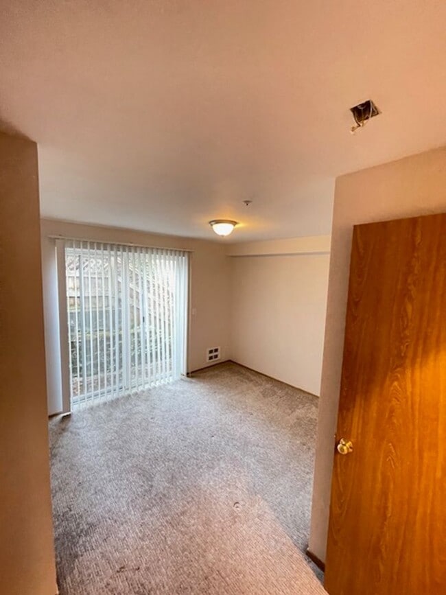 Building Photo - Charming and Spacious 3-Bedroom Townhome w...