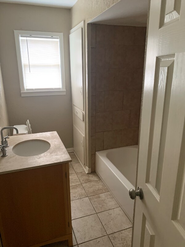 Building Photo - 2714 Oates Dr