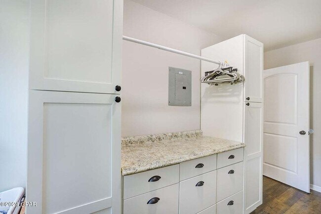 Building Photo - ** Brick Home in great neighborhood close to TAFB