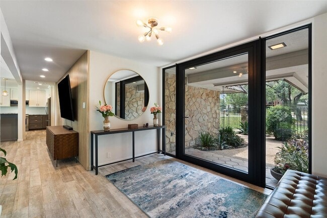 Building Photo - 113 Comet