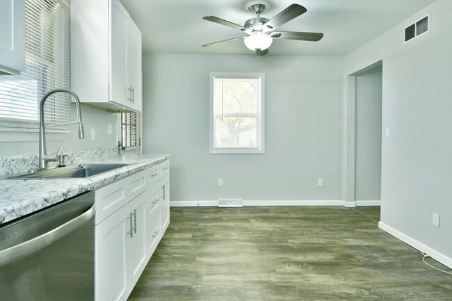 Building Photo - 226-228 W Park Ave