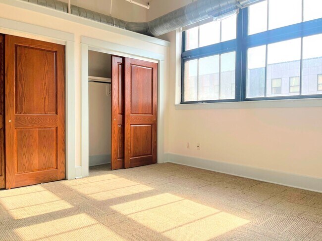 Building Photo - Beautiful 2 Bed/2 Bath Condo for Rent in D...