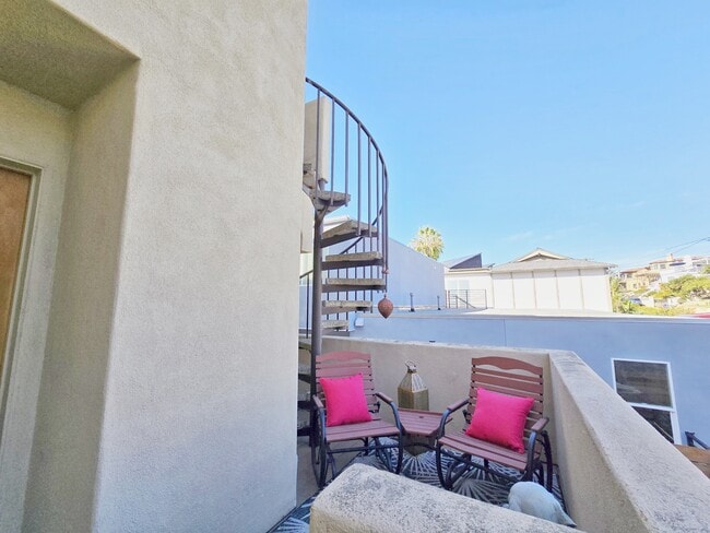 Building Photo - 2070 Oxford Ave