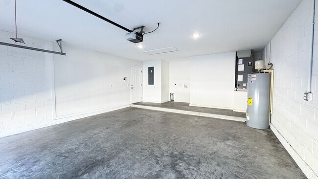 Building Photo - 851 San Filippo Dr SE