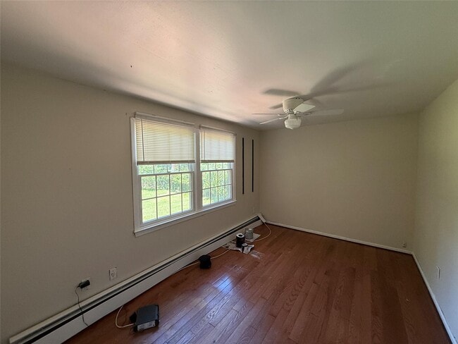 Building Photo - 7 Manor Ln