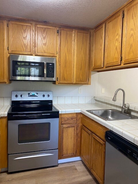 Building Photo - 1806 Woodlake Dr
