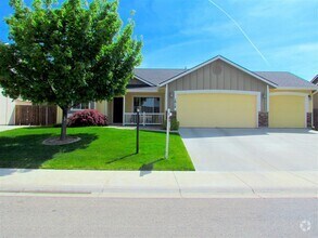 Building Photo - 4 bedroom 2 bath + Bonus Room home and nei...