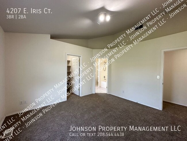 Building Photo - 4207 E Iris Ct