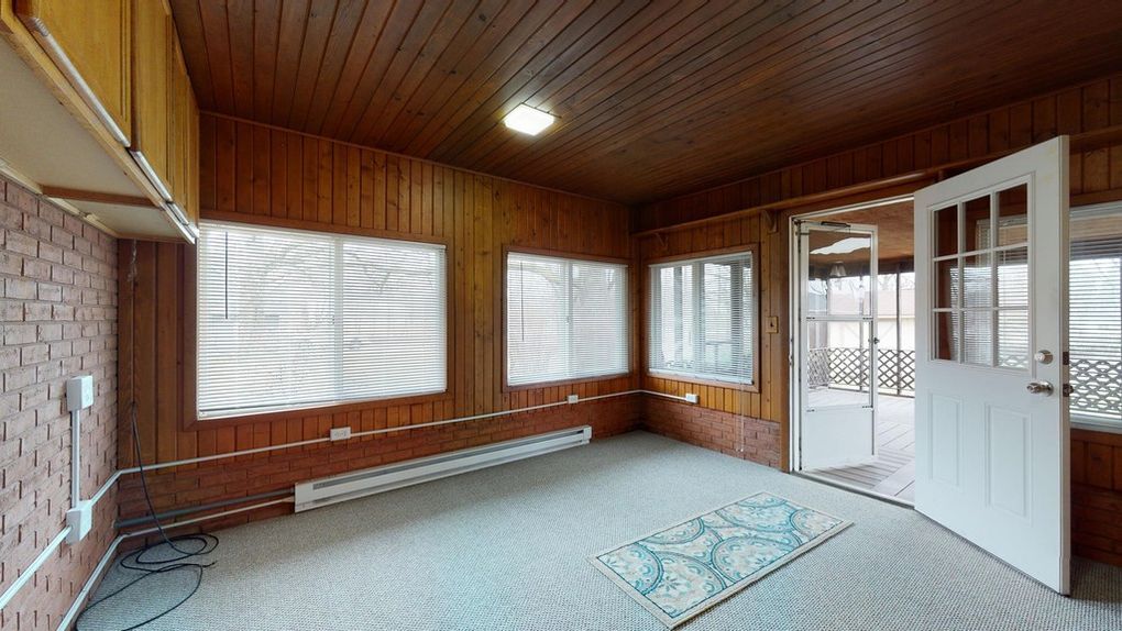 Family room - 306 S Washington St
