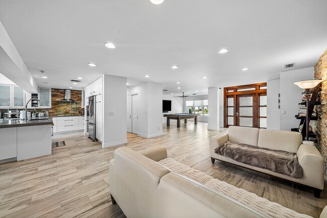 Building Photo - 740 NE 36th St