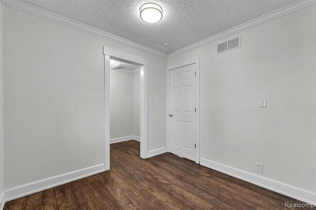 Building Photo - 8165 Leonard Dr