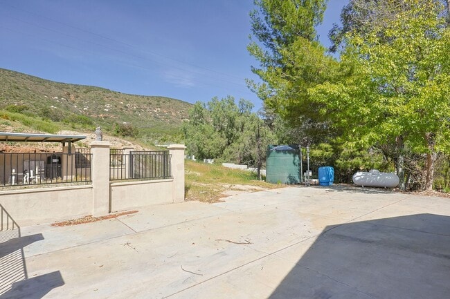 Building Photo - 5BR Home in Ramona Country Estates with Pool & Views