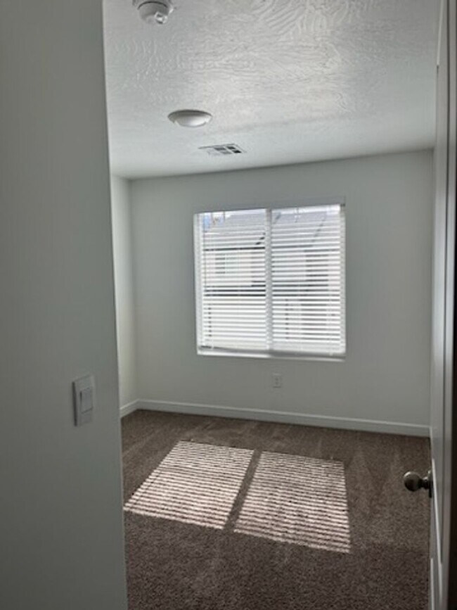 Building Photo - Charming Townhome