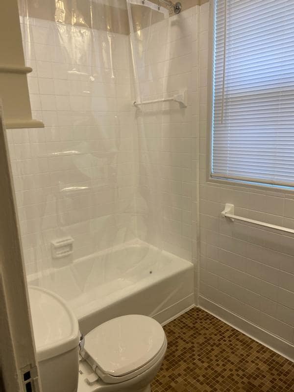 Building Photo - 3/1 Newly Remodeled Oak Ridge