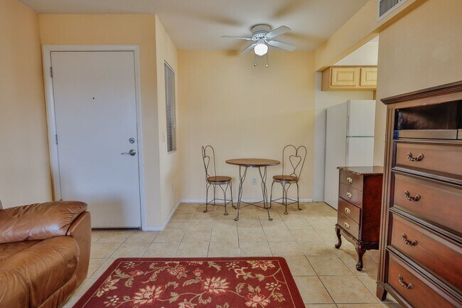 Building Photo - 1 Bed / 1 Bath Condo - Short or Long Term ...