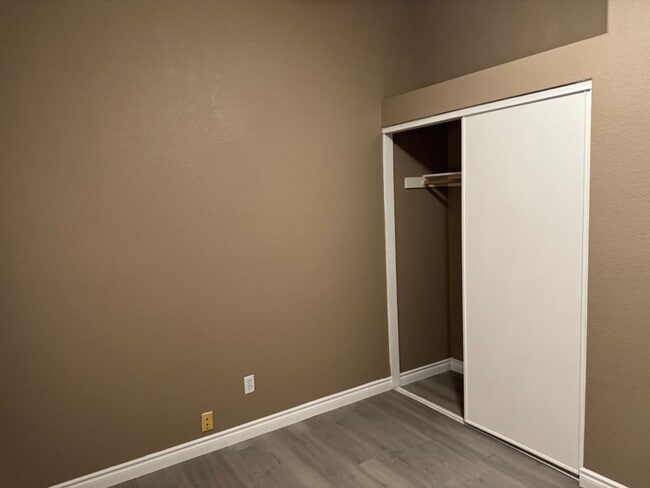 Building Photo - 2 Bedroom FAST MOVE IN!