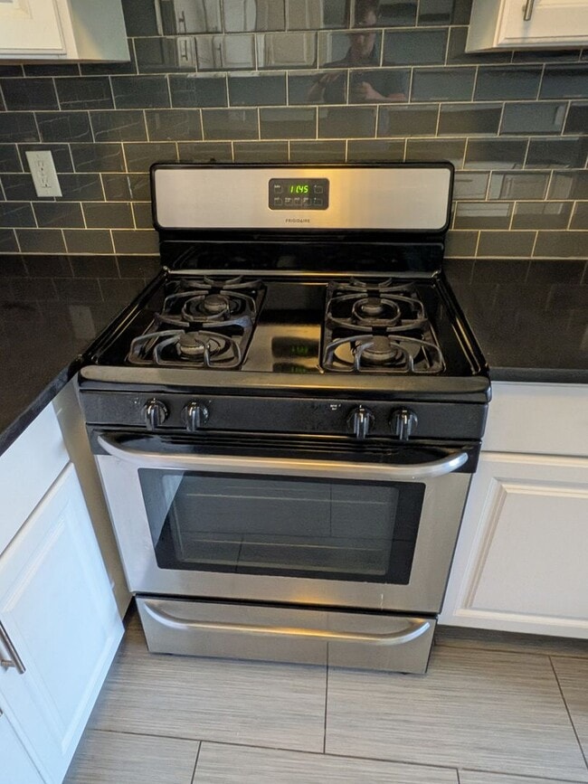 Building Photo - Spacious 1-bedroom apartment in a excellen...