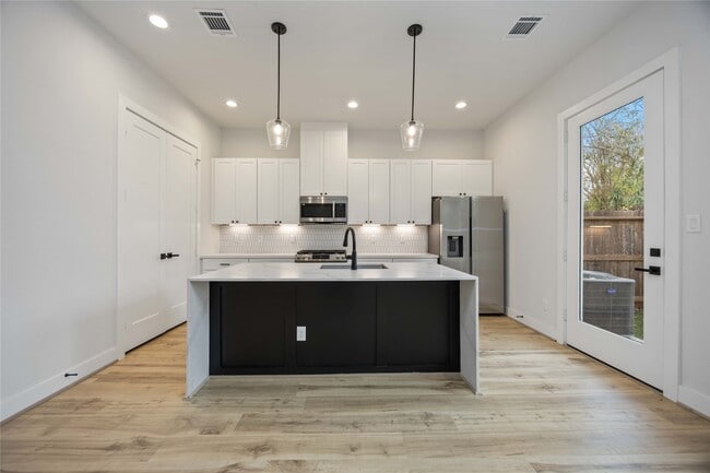 Building Photo - 6117 Campos Dr