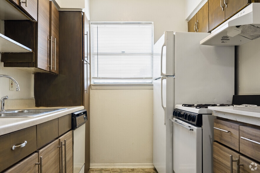 2BR, 2BA - 870SF - Kitchen - Meadows Apartments