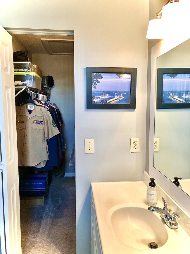 Building Photo - COMING SOON... Split-Level 3Bed/2Bath in H...