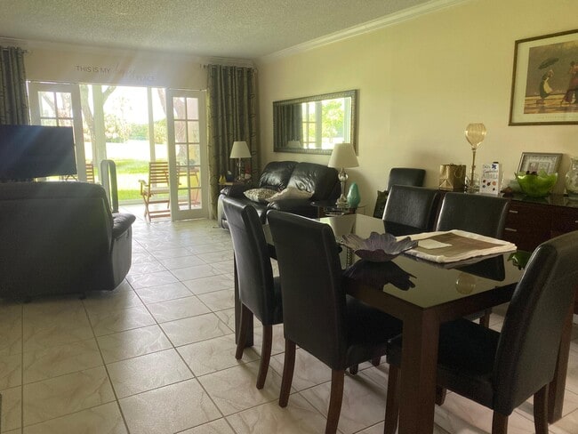 Building Photo - 1055 Country Club Dr