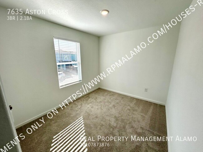 Building Photo - AVAILABLE NOW! 2-Story 3 Bedroom / 2.5 Bat...