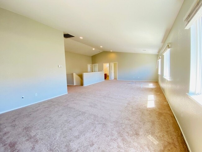 Building Photo - Spacious and Beautiful Home Close to a Huge Park