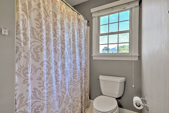 Building Photo - Spacious 5-Bedroom, 5-Bath Home for Rent in Shadowwood