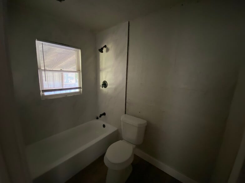 Building Photo - 611 W Cherry St