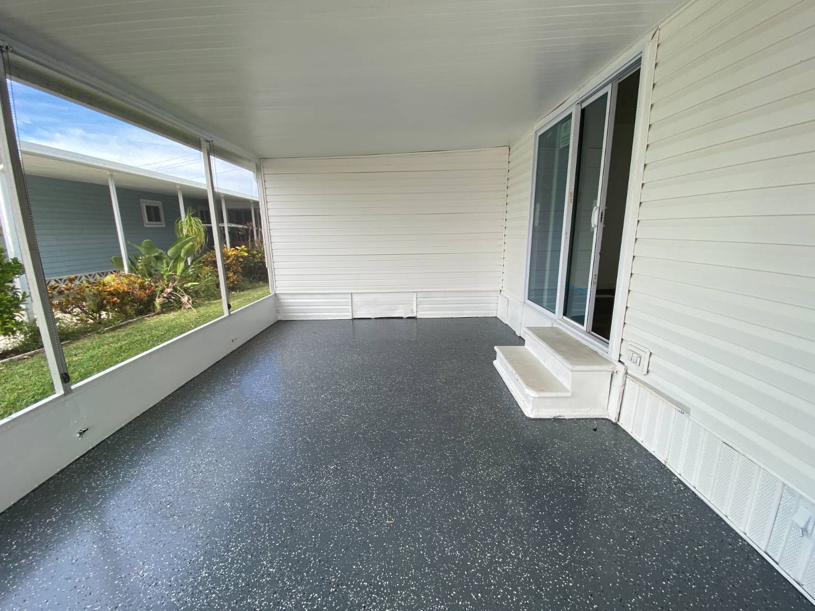 Building Photo - 12 Shoreland Dr