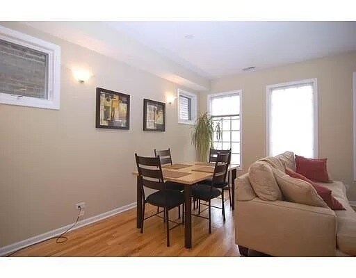 Building Photo - 841 W Buckingham Pl