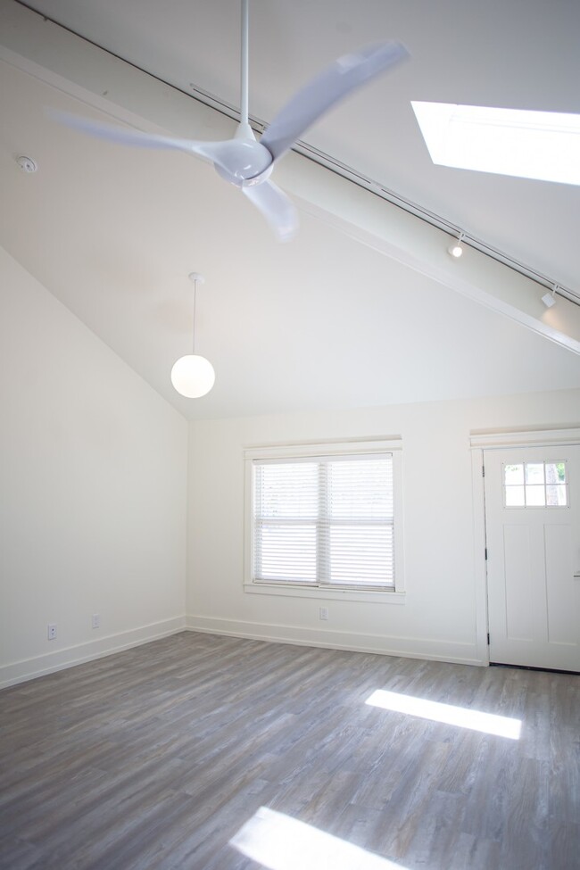 Building Photo - 113 Barclay Rd