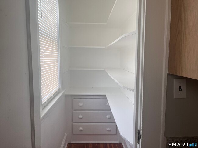 Building Photo - 460 Anson St