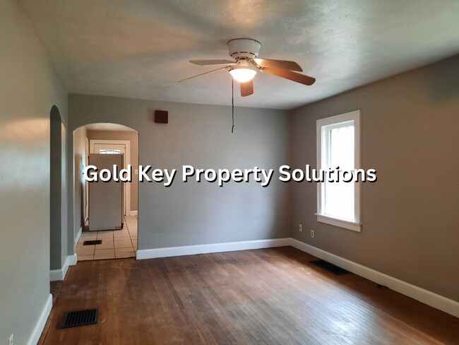 Building Photo - Large 2 BR 1 BA House with Family Room, Ba...