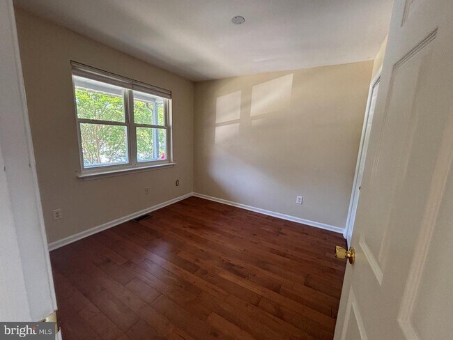 Building Photo - 113 NE Isles Dr