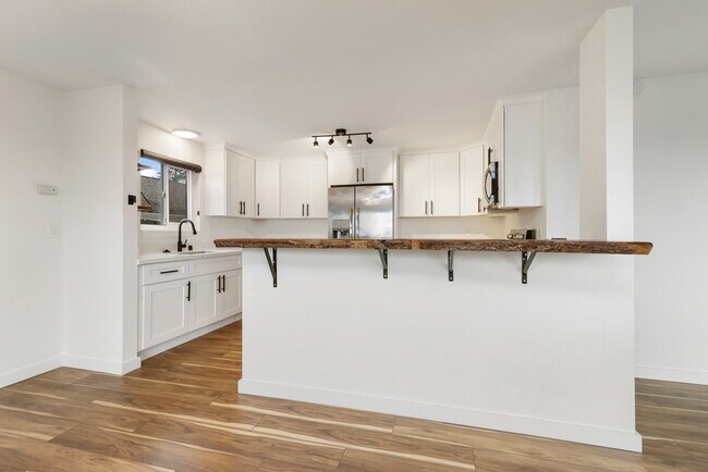 Building Photo - Newly Renovated 2BR/2BA Home with Private Balcony in Seattle