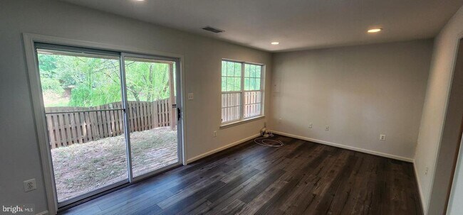 Building Photo - 45512 Lakemont Square