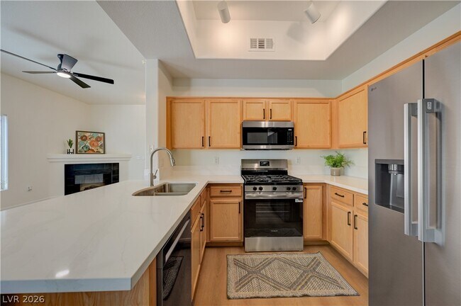 Building Photo - 2305 W Horizon Ridge Pkwy
