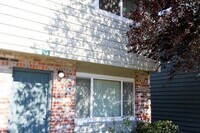 Building Photo - Two Bedroom End Unit Townhome Available!