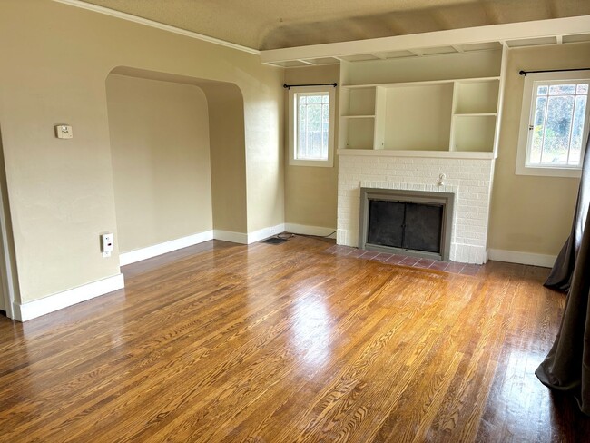 Building Photo - Historic Milwaukie 3 bedroom bungalow with...