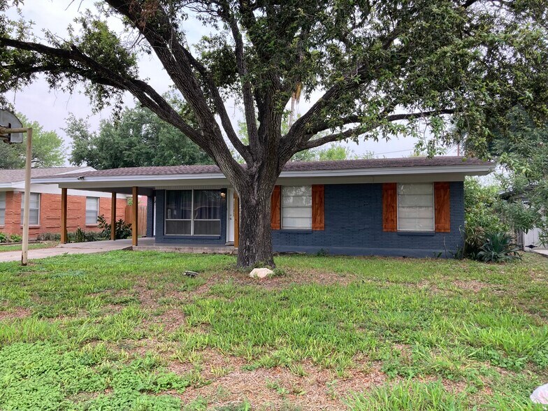 Building Photo - 2204 Camellia Ave