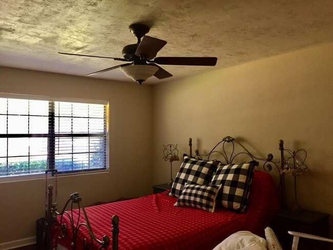 Building Photo - 2/1 Conveniently located off Miccosukee Road inside Capital Circle