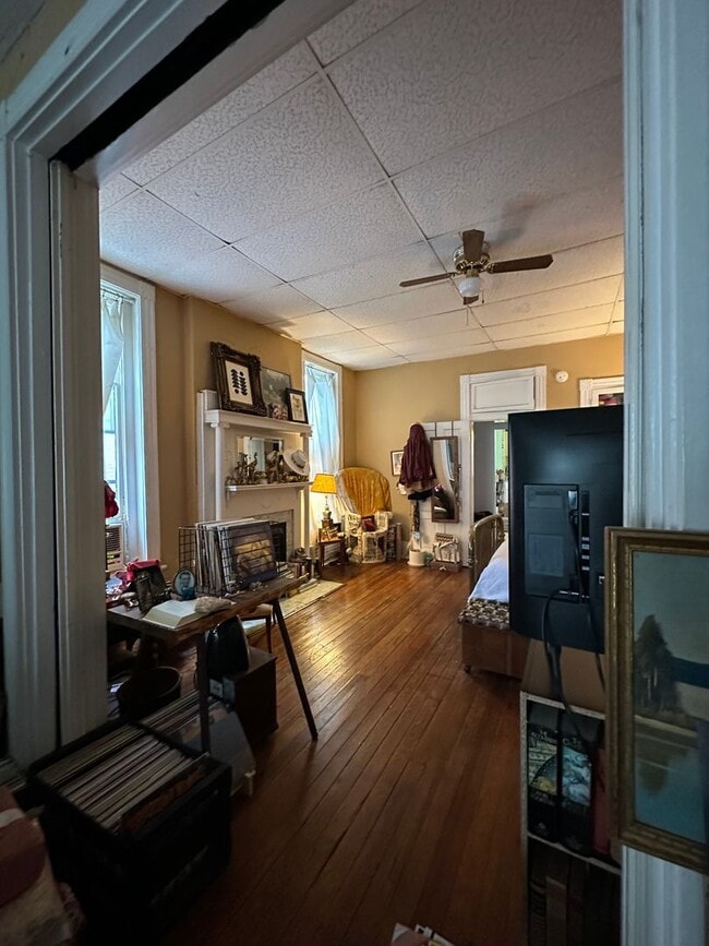 Building Photo - Charming 1 Bedroom/ 1 Bath Apartment walka...