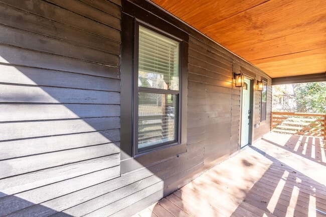 Building Photo - Two Bedroom Home