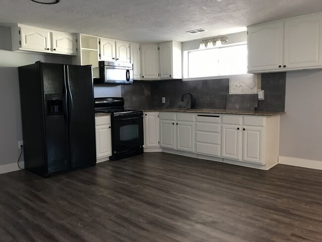 Building Photo - Bright and airy updated basement apartment