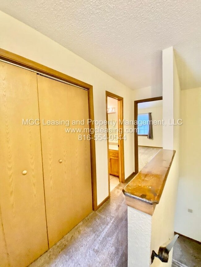 Building Photo - Spacious Lee's Summit Townhome- Sign a 15-...