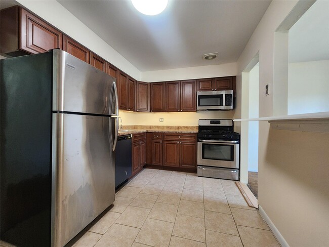 Building Photo - 5 Darian Ct