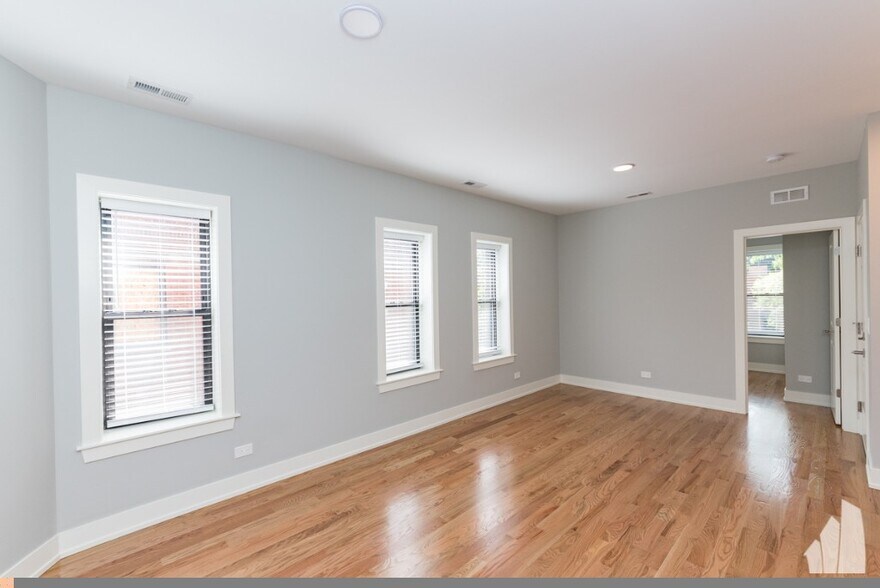 Building Photo - 354 W Dickens Ave