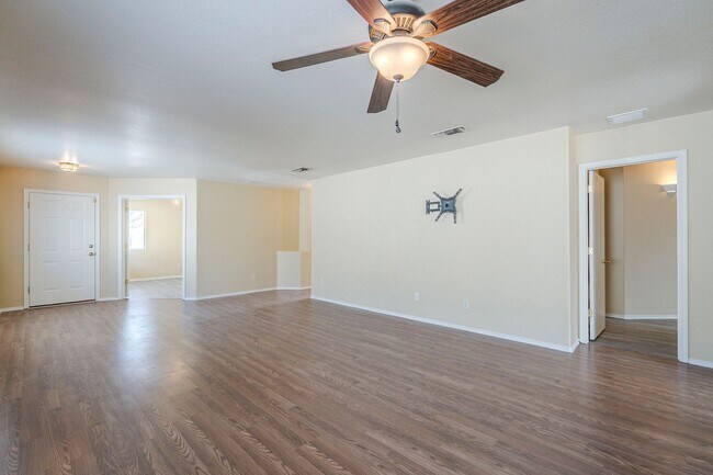 Building Photo - Spacious 3-Bed Tucson Rental with Garage &...