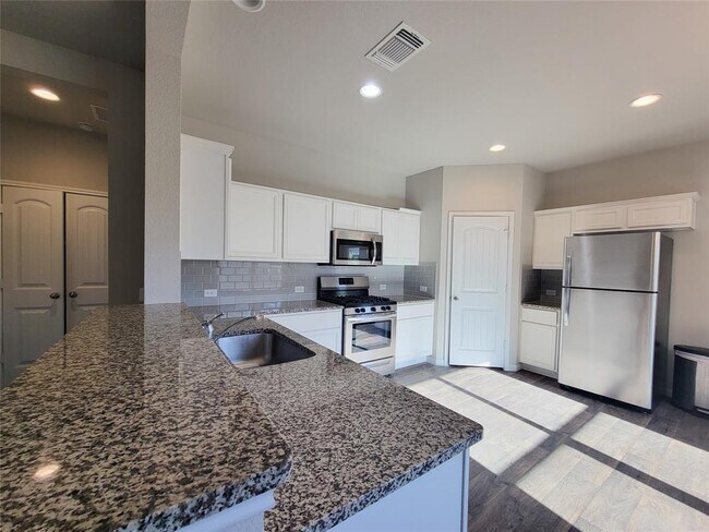 Building Photo - 13925 Heywood Dr